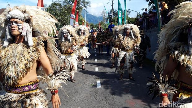 Ratusan sapi mengikuti tradisi angon atau arak-arakan sapi dalam syawalan di Dukuh Mlambong, Desa Sruni, Kecamatan Musuk, Boyolali, Senin (9/5/2022).