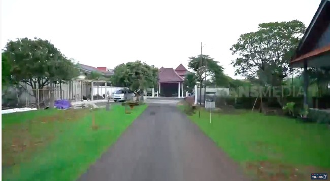 Seperti ini penampakan rumah Roy Marten dengan halamannya yang sangat luas. Tak tanggung-tanggung, luas halamannya mencapai 5.000 meter persegi. Beli tahun 1991. Waktu itu harganya Rp 100.000 per meter, kata pria 70 tahun itu di acara Sobat Misqueen Trans7. (Foto: YouTube/Trans7 Official)