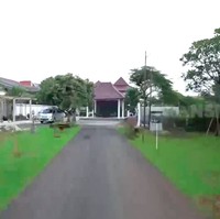 Seperti ini penampakan rumah Roy Marten dengan halamannya yang sangat luas. Tak tanggung-tanggung, luas halamannya mencapai 5.000 meter persegi. Beli tahun 1991. Waktu itu harganya Rp 100.000 per meter, kata pria 70 tahun itu di acara Sobat Misqueen Trans7. (Foto: YouTube/Trans7 Official)