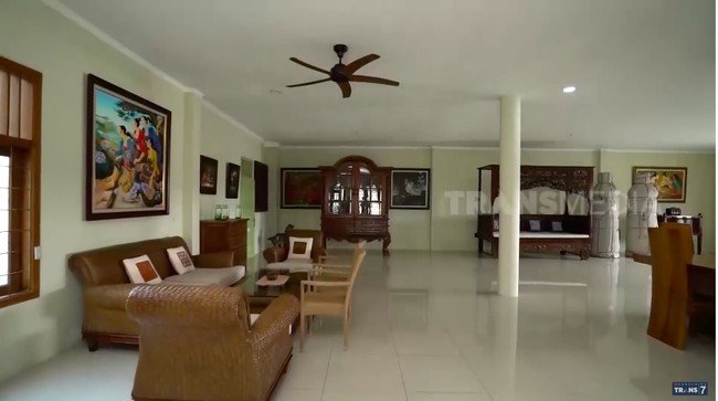 Bangunan utama merupakan rumah yang ditempati Roy Marten dan istrinya, Anna Maria. Lantai satu sangat luas dengan dominasi interior bergaya Jawa klasik yang terbuat dari kayu. (Foto: YouTube/Trans7 Official)