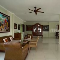Bangunan utama merupakan rumah yang ditempati Roy Marten dan istrinya, Anna Maria. Lantai satu sangat luas dengan dominasi interior bergaya Jawa klasik yang terbuat dari kayu. (Foto: YouTube/Trans7 Official)