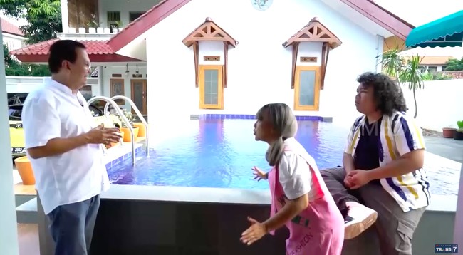 Di atas lahan tersebut, berdiri beberapa bangunan. Ada dua bangunan seperti rumah kecil yang dipisah sebuah kolam renang. Roy Marten mengatakan, sebelum dibangun kolam renang, area tersebut dulunya adalah kamar Gading Marten. (Foto: YouTube/Trans7 Official)