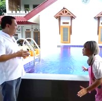 Di atas lahan tersebut, berdiri beberapa bangunan. Ada dua bangunan seperti rumah kecil yang dipisah sebuah kolam renang. Roy Marten mengatakan, sebelum dibangun kolam renang, area tersebut dulunya adalah kamar Gading Marten. (Foto: YouTube/Trans7 Official)