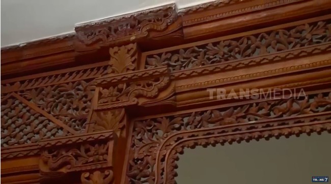 Ada alasan tersendiri kenapa aktor yang memulai karier aktingnya pada 1970-an itu memilih kayu. Banyak pengalaman masa muda yang memengaruhi masa tua.  Jadi, kayu-kayu ini mengingatkan masa kecil saya di pedesaan Salatiga, ungkapnya. (Foto: YouTube/Trans7 Official)