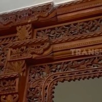 Ada alasan tersendiri kenapa aktor yang memulai karier aktingnya pada 1970-an itu memilih kayu. Banyak pengalaman masa muda yang memengaruhi masa tua.  Jadi, kayu-kayu ini mengingatkan masa kecil saya di pedesaan Salatiga, ungkapnya. (Foto: YouTube/Trans7 Official)