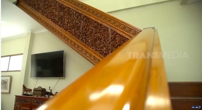 Bahkan tangganya pun dipesan secara khusus di Jepara, Jawa Tengah. (Foto: YouTube/Trans7 Official)
