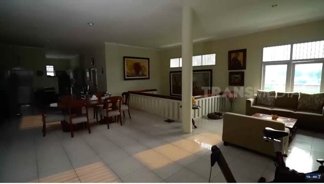 Lantai duanya pun tak kalah luas. Di sini Roy Marten dan istrinya lebih banyak menghabiskan waktu bersama, apalagi sejak keenam anak mereka sudah pindah ke rumah masing-masing. (Foto: YouTube/Trans7 Official)