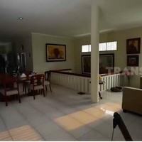 Lantai duanya pun tak kalah luas. Di sini Roy Marten dan istrinya lebih banyak menghabiskan waktu bersama, apalagi sejak keenam anak mereka sudah pindah ke rumah masing-masing. (Foto: YouTube/Trans7 Official)