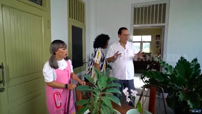 Area balkon menjadi tempat favorit Ana. Area ini penuh dengan tanaman-tanaman koleksinya. (Foto: YouTube/Trans7 Official)