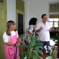 Area balkon menjadi tempat favorit Ana. Area ini penuh dengan tanaman-tanaman koleksinya. (Foto: YouTube/Trans7 Official)