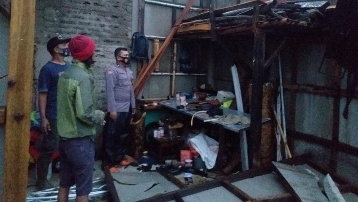 Rumah warga rusak diterjang hujan angin dan es di Kabupaten Bandung.