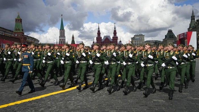 Rusia menggelar peringatan kemenangan Uni Soviet atas Nazi Jerman dalam Perang Dunia II. Dalam peringatan itu Rusia juga menggelar parade militer.