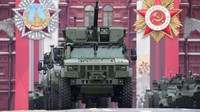 Tidak hanya pasukan, kendaraan militer juga ikut dalam parada kemenangan tersebut.