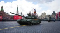 Tank-tank kebanggaan Rusia melintas di depan peserta yang hadir dalam peringatan kemenangan Uni Soviet atas Nazi Jerman di Perang Dunia II. 