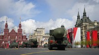 Tidak hanya kendaraan tempur, Rusia yang memamerkan rudal balistik RS-24 Yars.