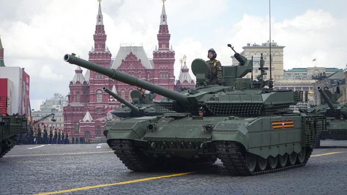Rusia menggelar peringatan kemenangan Uni Soviet atas Nazi Jerman dalam Perang Dunia II. Dalam peringatan itu Rusia juga menggelar parade militer.