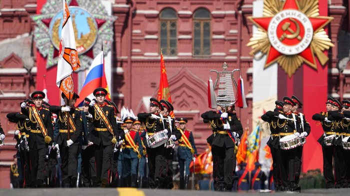 Rusia menggelar peringatan kemenangan Uni Soviet atas Nazi Jerman dalam Perang Dunia II. Dalam peringatan itu Rusia juga menggelar parade militer.