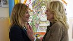 Momen Ibu Negara Jill Biden Bertemu Istri Presiden Zelensky di Ukraina