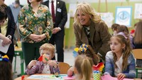 Seorang pejabat AS yang bepergian dengan istri Presiden Joe Biden itu juga mengatakan pertemuan itu adalah penampilan publik pertama Olena Zelenska sejak Rusia menginvasi Ukraina pada 24 Februari.  