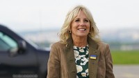 Dia melakukan perjalanan ke Ukraina sebagai bentuk dukungan Amerika untuk Ukraina dan negara-negara yang membantunya setelah invasi Rusia.  