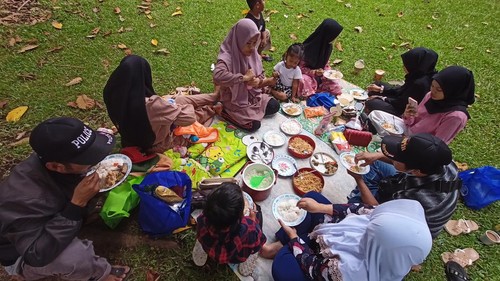 Salah satu keluarga sedang megibung di tradisi Ketog Semprong yang kembali dilaksanakan warga Banjar Candikuning II, Senin (9/5/2022).