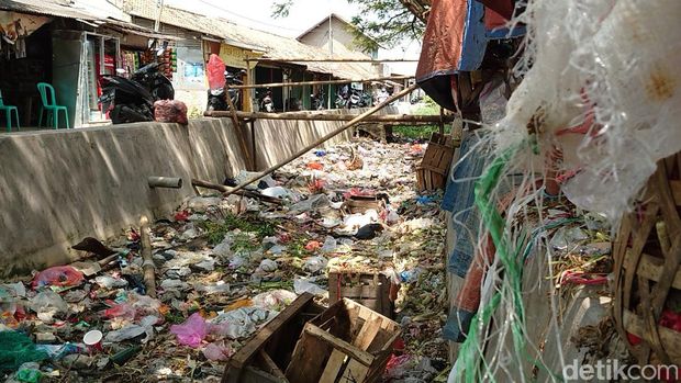 Saluran Irigasi Pasar Kranggot Cilegon Dipenuhi Sampah