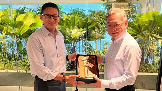 Sandiaga Uno saat mengadakan pertemuan dengan Minister of Trade and Industry Singapore, Gan Kim Yong dan CEO Singapore Tourism Board, Keith Tan, Senin (9/5/2022) pagi.