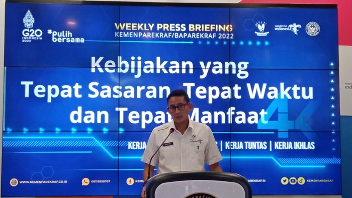 Sandiaga Uno memberikan keterangan pers kepada wartawan di Jakarta, Senin (9/5/2022).