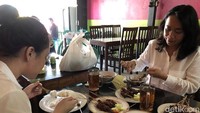 Sate bebek ditawarkan dengan dua pilihan bumbu yakni bumbu kacang dan bumbu kecap.