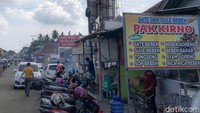 Beberapa warung menyediakan olahan khas sate bebek di Kecamatan Tambak, Kabupaten Banyumas, Jawa Tengah. Hampir setiap depot menyediakan sate bebek dengan citarasa yang terjaga dan turun temurun sejak puluhan tahun lalu.