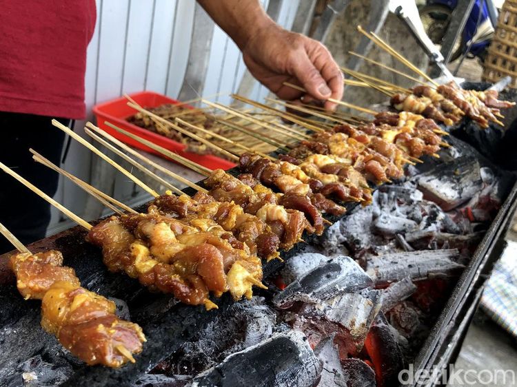 Jajal Disit Lurrr... Gurih Kenyal Sate Bebek dari Banyumas