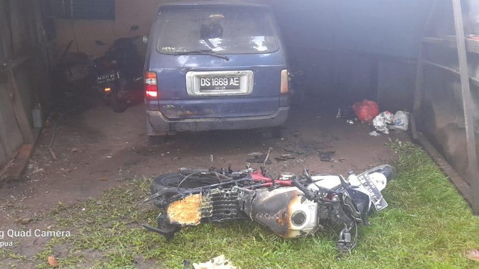 Sebuah kendaraan bermotor terbakar di dalam garasi Kantor LBH Papua.