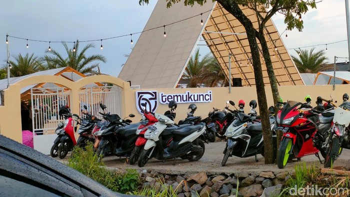 Sensasi Ngopi Estetik Nuansa Ala Timur Tengah di Garut Ada tempat ngopi baru yang Instagramable di Kabupaten Garut. Tempat ini menyediakan kopi dan camilan asik dengan vibes mirip di Timur Tengah lho!