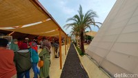 Bangunan intinya menggunakan material kayu yang lebih dominan. Warnanya adalah perpaduan cokelat dan cream. Beberapa interior juga menambah vibes Arabnya. Salah satunya adalah kain mirip bahan karung yang menjadi penghias atap.  