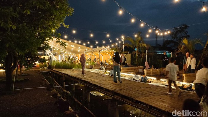 Ada tempat ngopi baru yang Instagramable di Kabupaten Garut. Tempat ini menyediakan kopi dan camilan asik dengan vibes mirip di Timur Tengah lho!