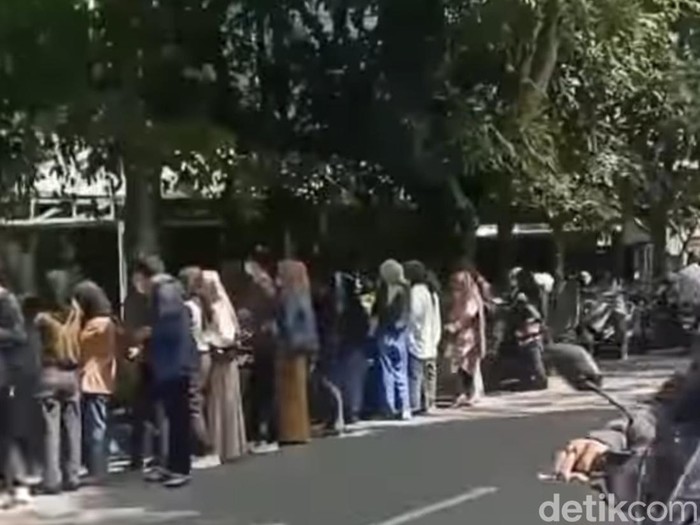 Suasana antrean bioskop di Kota Sukabumi