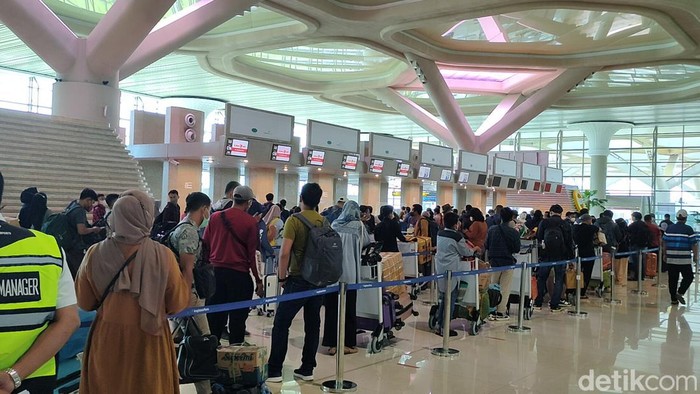 Suasana kepadatan penumpang di loket check in YIA. Foto diambil Senin (9/5/2022) atau H+7 Lebaran.