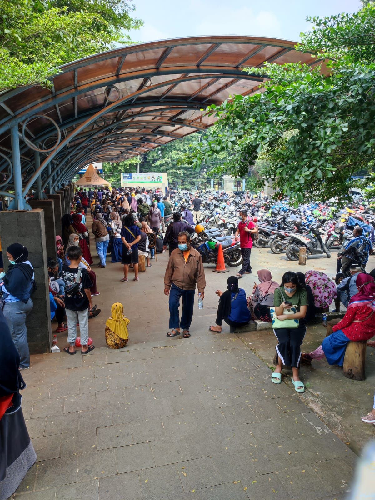 Suasana Samsat Sukmajaya Depok Jawa Barat, setelah sehari libur lebaran 2022 atau H+7 lebaran.