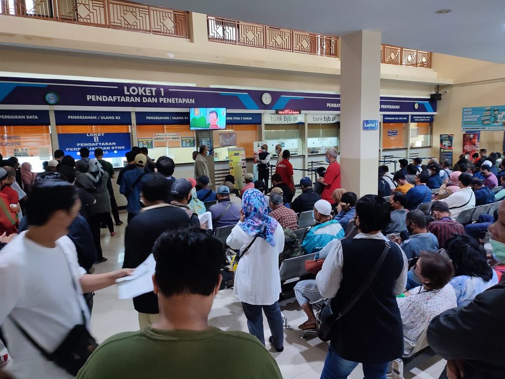 Suasana Samsat Sukmajaya Depok Jawa Barat, setelah sehari libur lebaran 2022 atau H+7 lebaran.