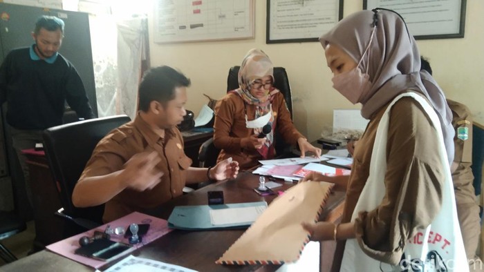 Suasana warga memohon kartu pencari kerja ke Dinas Tenaga Kerja, Koperasi dan UKM Majalengka.
