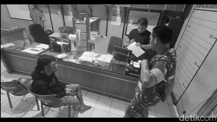 Dua TNI nyaris menjadi korban pembegalan di kawasan Kebayoran Baru, Jakarta Selatan. korban yang merupakan anggota TNI melakukan perlawanan dengan menendang salah satu motor pelaku yang memepet motor kedua prajurit tersebut hingga terjatuh.