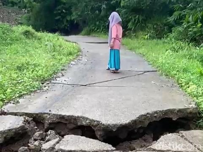 Tanah longsor dan pergerakan tanah memutus akses jalan ke wisata di Cianjur