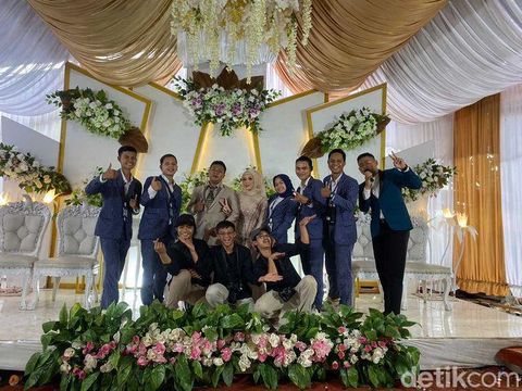 Tim Wirakha dan pengantin.