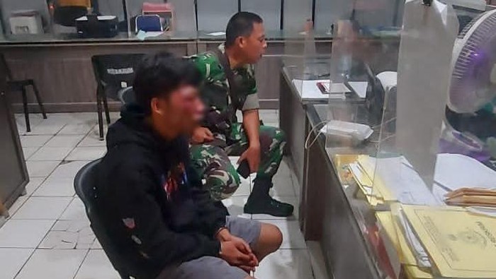TNI mengamankan begal Kebayoran Baru, Jaksel. (Sumber: situs web TNI AD)