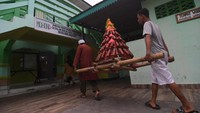 Setiap Idul Fitri mereka pasti menjalankan tradisi mandura. Sebuah tradisi yang dilakukan dengan mengarak makanan khas Palu yang bernama mandura. Setelah diarak makanan tersebut kemudian dapat dimakan. 