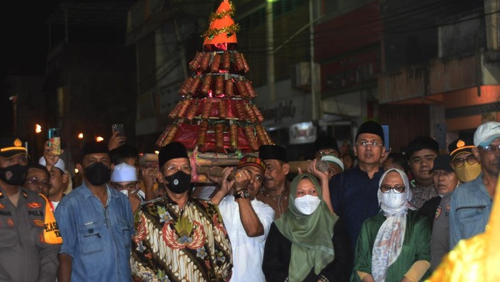 Tradisi Arak Makanan Saat Festival Lebaran Mandura di Palu Warga membawa mandura hias (makanan khas terbuat dari beras ketan) menuju masjid saat perayaan Lebaran Mandura di Kampung Baru di Palu, Sulawesi Tengah, Minggu (8/5/2022). Lebaran Mandura merupakan tradisi masyarakat setempat yang dilaksanakan setelah menjalani puasa Syawal. ANTARA FOTO/Mohamad Hamzah/YU