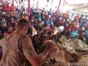 Puncak Syawalan di Pekalongan, Ribuan Orang Berebut Kue Lopis Raksasa
