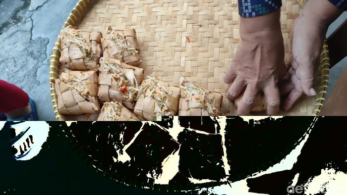 Tradisi berbagi kupat jembut sat Syawalan di Semarang, Minggu (8/5/2022).