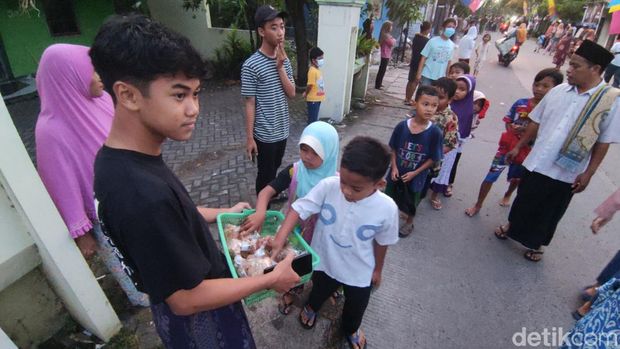 Tradisi berbagi kupat jembut sat Syawalan di Semarang, Minggu (8/5/2022).