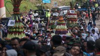 Warga mengarak 19 gunungan hasil bumi dari berbagai wilayah kecamatan di Kabupaten Pekalongan.